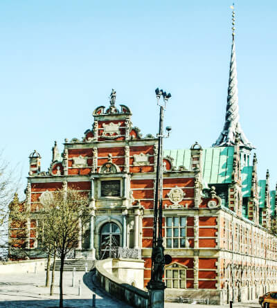 Den gamle børsbygning i København. Her Købte man aktier indtil 1974